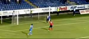 VIDEO DANA: Bosanski golman promašio loptu i glavom udario u prečku (VIDEO)