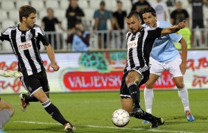 PARTIZAN PRITISKA: Božinov promašio loptu, ‘polomio’ prečku, pa napustio igru! (VIDEO)