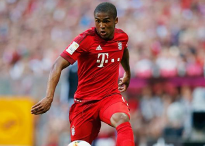 KAO DA IMA LEPAK NA NOGAMA: Daglas Košta je objasnio kako se prima lopta, kao da je rođen s njom (VIDEO)