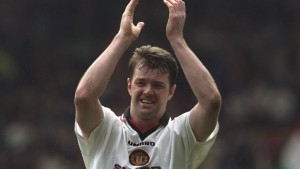 VREMEPLOV: Plaćen garniturom dresova, loptama, mrežom za gol – a postao legenda Mančester junajteda! (VIDEO)