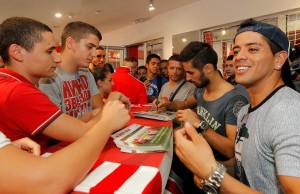 NA ZASLUŽENOM ODMORU: Crvena zvezda mu je uvek na grudima, zato je ljubimac Delija (FOTO)