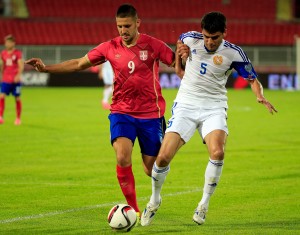 NESHVATLJIV POTEZ: Aleksandar Mitrović nalaktio defanzivca Jermenije (VIDEO)