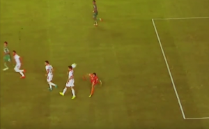 NE, OVO NIJE MOGUĆE: Meksički golman primio gol kakav se ne viđa ni na malom fudbalu (VIDEO)