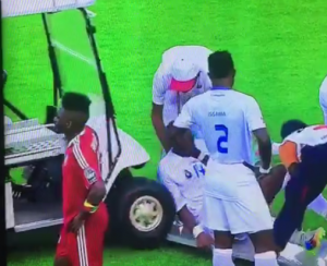 MAJSTORE, PROVERI KOČNICE: Povređenog igrača udarilo službeno vozilo na terenu (VIDEO)