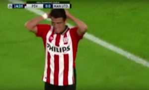 HOROR U AJNDHOVENU: Jeziva povreda Luka Šoua, igrači na terenu u neverici (VIDEO)