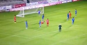 TAJ LUDI FUDBAL: Ono kad imaš toliko sreće, pa lobuješ golmana petom posle uklizavanja (VIDEO)