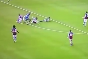 MOMCI, GDE STE POŠLI? Maestralnom fintom bacio trojicu igrača na travu (VIDEO)