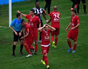 DEFANZIVAC VOŽDOVCA: Oumaru pao kao u bazen, da li će i protiv Auzburga?! (VIDEO)