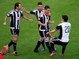 KAD ŽIVKOVIĆ IZVODI KORNER: Đi smešta loptu u svoju mrežu (VIDEO)