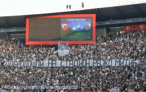 SPREČENI VELIKI INCIDENTI: Grobari probili ogradu na Marakani (FOTO)