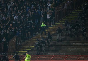 PROVOKACIJA I UMALO SUKOB: Ovako su navijači Partizana srušili ogradu i krenuli na centralnu ložu (VIDEO)