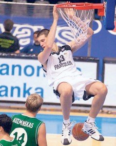 PARTIZAN OSTAO BEZ CENTRA: Perović završio karijeru