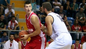 DELEGACIJA U POSETI: Fudbaleri obišli Mitrovića i doneli mu poklon (FOTO)