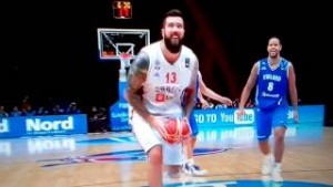 Raduljica pleše po terenu