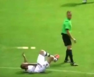 BRUTALNO: Sudija ‘bodičekom’ oborio fudbalera Majorke (VIDEO)