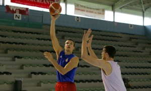 FOTOGALERIJA SA TRENINGA REPREZENTACIJE: Da li je veliki as udelio neki savet Bogdanu?