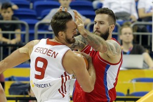 EUROBASKET 2015: Rusi izveli potez dana, Bjelica na posteru Semiha Erdena (VIDEO)