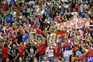 HRVATI TUŽAKAJU SRBE KOD FIBA: Navijači Srbije su veličali ratnog zločinca! (FOTO)