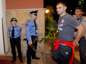 SKANDIRANJE TERORISTIMA SA KOSOVA: Kako su albanski navijači dočekali ‘Orlove’ na stadionu? (VIDEO)