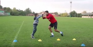 KREATIVNA ZVEZDINA AKCIJA: Kako je dečak Aleksa ‘iz parka’ oduševio, a potom i nadigrao Marka Grujića!? (VIDEO)