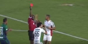 ISTORIJSKI TRENUTAK: Sudija pokazao crveni karton, pa igrača vratio iz svlačionice (VIDEO)