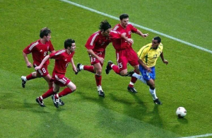 VREMEPLOV: Kada Denilson ima loptu, da mogu napali bi ga i protivnički rezervni igrači! (FOTO) (VIDEO)