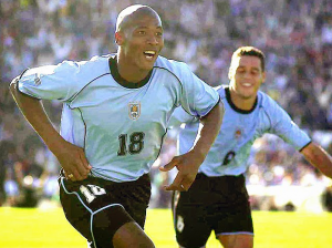 VREMEPLOV: Žuti karton za skidanje dresa? NE! Legendarna proslava gola Urugvajca na SP 2002 (VIDEO)