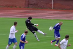 DUNI, DUNI VETRE: Golman postigao gol, sa celog terena (VIDEO)