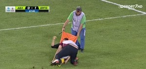 SMEH DO SUZA: Umesto da mu pomogne, član lekarskog tima ga povredio na komičan način! (VIDEO)