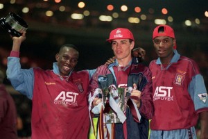 VREMEPLOV: Spektakularan gol Save Miloševića za trofej Aston vile u Liga kupu! (VIDEO)