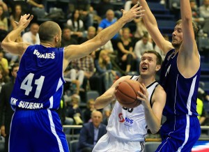 ‘BOMBA’: Trojka Milutinovića sa ‘krova’ arene ‘Krešimir Ćosić’ (VIDEO)