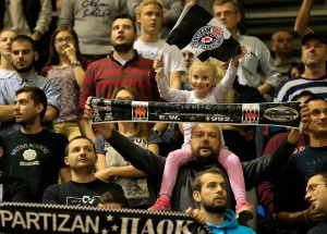 NAJMLAĐI IGRAČ: Suze crno-belog mališana ga dovele do parketa i upoznavanja sa igračima (FOTO) (VIDEO)