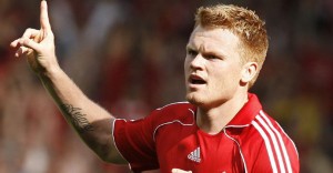 VREMEPLOV: Rise topovskim udarcem lomi nogu Alanu Smitu, Van der Sar i Van Nistelroj u šoku! (VIDEO)