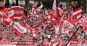 NAKON OLIMPIJAKOSA: Navijači moskovskog Spartaka se na prvenstvenoj utakmici prisetili Jagode (FOTO)