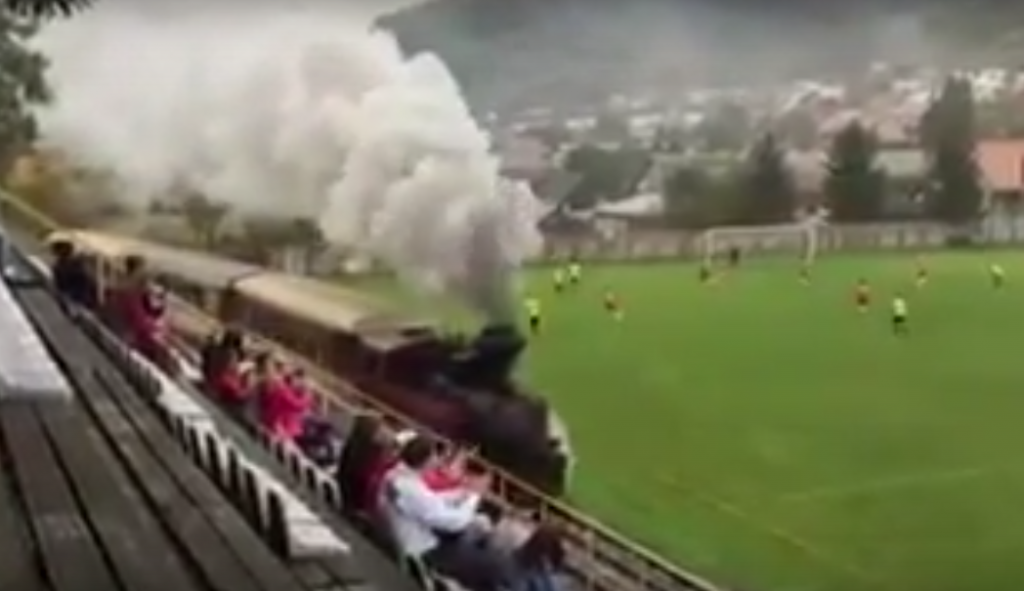 DO SADA NEVIĐENO: Voz na fudbalskoj utakmici! (VIDEO)