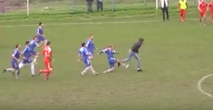 HOROR U SRPSKOJ LIGI: Fudbaler pao u komu posle šuta kopačkom u glavu (VIDEO)