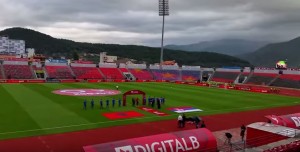 DA LI ĆE OVAKO BITI I VEČERAS: ‘Bože pravde’ zagrmelo na stadionu u Elbasanu! (VIDEO)