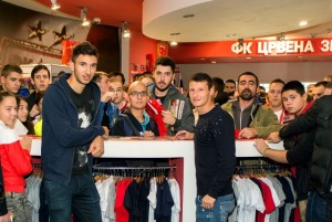 DELIJE ZNAJU NAJBOLJE: Grujić i Srnić se družili sa navijačima (FOTO)