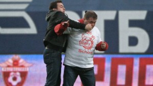 NOVINAR NAPAO NAVIJAČA SPARTAKA: Sprečeni veći incidenti u Moskvi (VIDEO)