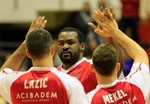 DELIJE: Fudbaleri Zvezde bodre košarkaše protiv Mega Leksa (FOTO)