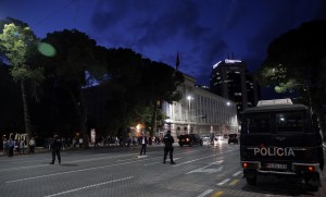 SNIMCI IZ TIRANE: ‘Orlovi’ vatreno dočekani u Albaniji, policijske sirene, skandiranje, kamenovanje… (VIDEO)