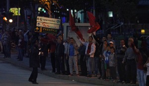 BRZA REAKCIJA: Uhapšen maloletni huligan koji je kamenovao autobus ‘orlova’ (VIDEO)