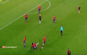 MIŠLJENJA SU PODELJENA: Da li je ovo najgora gluma u istoriji fudbala ili optička varka? (VIDEO)