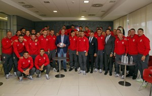 Premijer Vučić u poseti fudbalerima Srbije