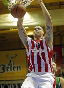 ‘BANANIJADA’ U PIONIRU: Sklonite ‘kore’ da se gosti ne okliznu! (VIDEO)