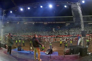 IZ SVLAČIONICE PRAVO NA KONCERT: Fudbaleri Zvezde se priključili navijačima (VIDEO)