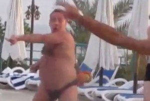 DA LI BISTE I VI MOGLI KAO ON: On nema kompleksa i srećan je u životu… Ili je najobičniji ludak? (VIDEO)