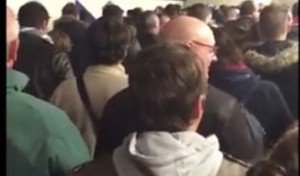 PESMOM PROTIV TERORA: Navijači na napad odgovorili ‘Marseljezom’ (VIDEO)