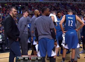 UHVAĆEN NA DELU: Nikola Peković ‘iskulirao’ tajm aut, u šta se to tako zagledao!? (VIDEO)