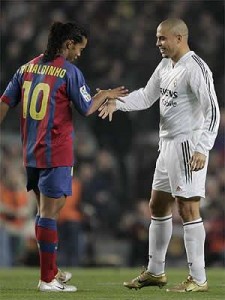 MAJSTOR OSTAJE MAJSTOR: Savršena asistencija Ronaldinja kao podsetnik da još uvek itekako zna da igra fudbal (VIDEO)